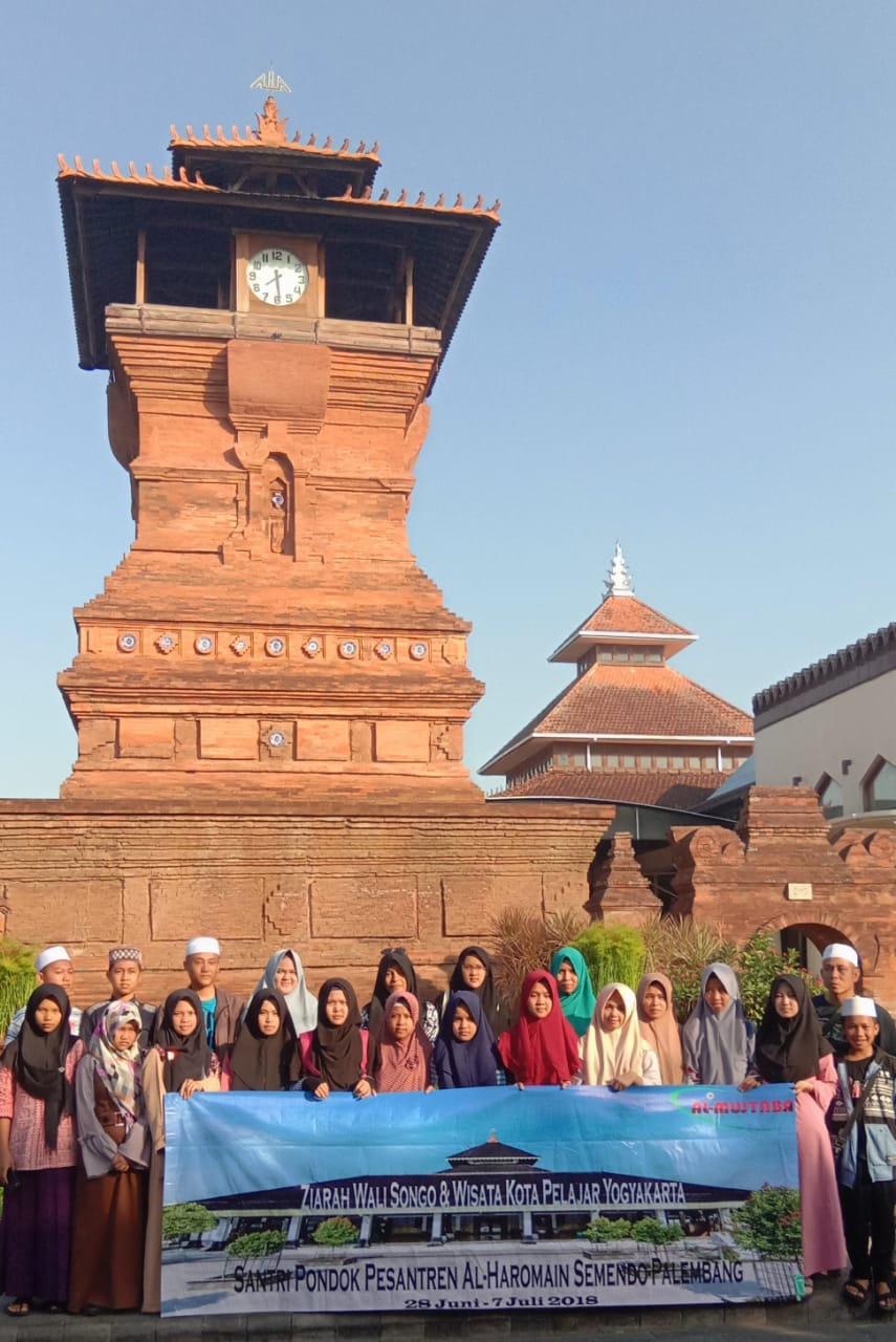 Santri Al-Haromain Melaksanakan Wisata Religi Saat Liburan Sekolah Tahun Ini
